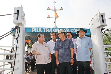 Chủ tịch UBND tỉnh- Nguyễn Văn Quang khảo sát thực tế tuyến đê bao chống biến đổi khí hậu tại xã Phú Thành.