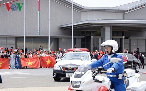 Cán bộ, nhân viên Đại sứ quán Việt Nam tại Nhật Bản chào đón Chủ tịch nước cùng Đoàn cấp cao Việt Nam.