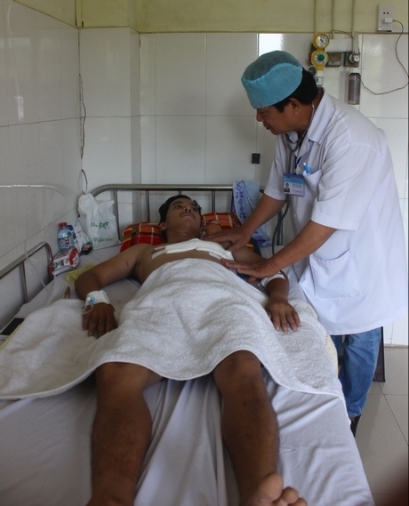 Bác sĩ chuyên khoa ngoại Trần Văn Nhiều luôn có mặt trong mọi tình huống, thời điểm để can thiệp các vết thương hiểm cứu bệnh nhân.