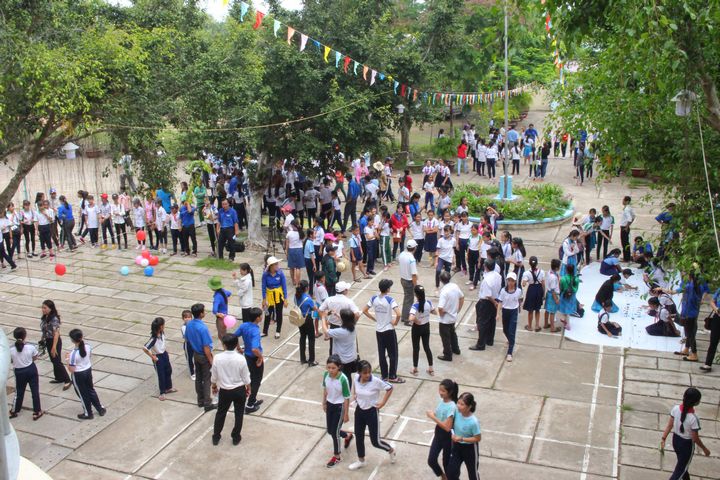 Sân Trường THCS Xuân Hiệp rộn rã tiếng vui đùa của gần 300 em học sinh.