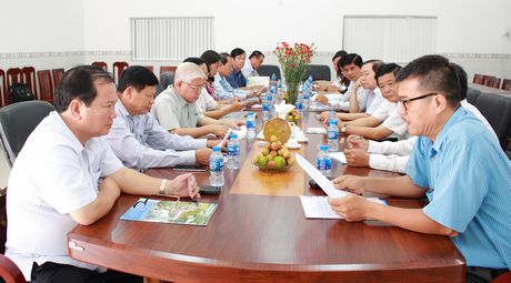 Phó Bí thư Tỉnh ủy, Chủ tịch UBND tỉnh- Nguyễn Văn Quang (bìa trái) đã có buổi trao đổi, chia sẻ những thuận lợi, khó khăn với công ty.