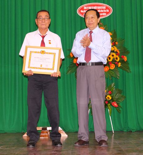 Đồng chí Nguyễn Thành Thế- Ủy viên Thường vụ Tỉnh ủy, Trưởng Ban Tổ chức Tỉnh ủy trao Huy hiệu Đảng 55 năm