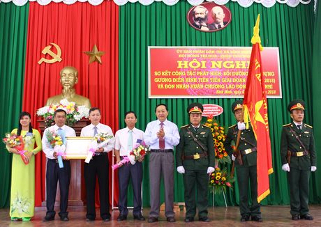 Đồng chí Nguyễn Thành Thế- Ủy viên Thường vụ Tỉnh ủy, Trưởng Ban Tổ chức Tỉnh ủy (thứ 5 từ trái sang) tặng thưởng Huân chương Lao động hạng Nhì cho nhân dân và cán bộ TX Bình Minh