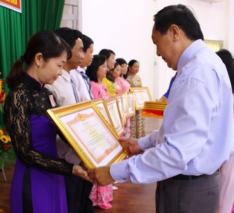 Đồng chí Nguyễn Thành Thế- Ủy viên Thường vụ Tỉnh ủy, Trưởng ban Tổ chức Tỉnh ủy tặng bằng khen Thủ tướng Chính phủ cho các cá nhân