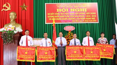 Đồng chí Nguyễn Thành Thế- Ủy viên Thường vụ Tỉnh ủy, Trưởng ban Tổ chức Tỉnh ủy (thứ 3 từ trái sang) trao cờ thi đua cho các tập thể