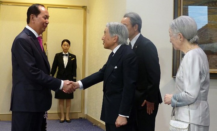 Chủ tịch nước Trần Đại Quang và Phu nhân đón Nhà vua Akihito và Hoàng hậu đến dự tiệc chiêu đãi. (Ảnh: SGGP)