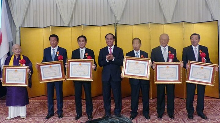 Nhân dịp này, thay mặt Nhà nước Việt Nam, Chủ tịch nước Trần Đại Quang đã trao tặng Huân chương Hữu nghị cho một số cá nhân Nhật Bản có đóng góp to lớn cho mối quan hệ hữu nghị và hợp tác Việt Nam - Nhật Bản. Ảnh: SGGP)./.