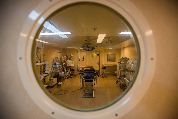 Tàu có hai phòng phẫu thuật vô trùng cùng phòng chụp X-Quang và 60 giường bệnh với đầy đủ đội ngũ bác sĩ chuyên khoa và y tá.