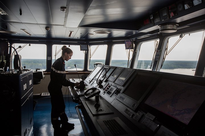 Bên trong đài chỉ huy trực thăng trên tàu gồm nhiều trang thiết bị hiện đại như radar quan sát, hệ thống cần điều khiển, hệ thống camera...