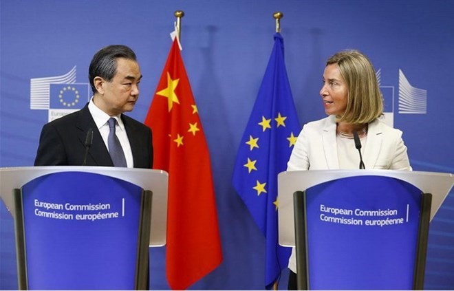 Ủy viên Quốc vụ Trung Quốc, Bộ trưởng Ngoại giao Vương Nghị và Đại diện cấp cao của EU về đối ngoại Federica Mogherini. (Nguồn: Xinhua)