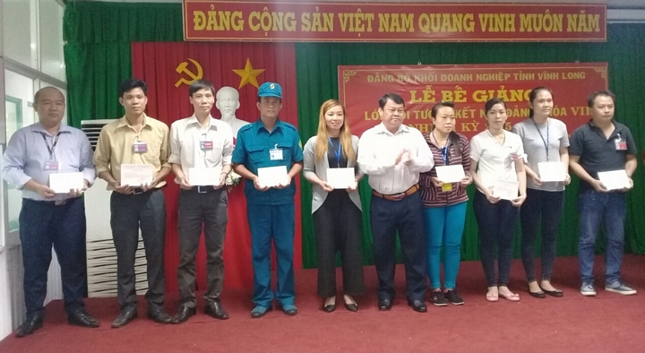 Đồng chí Cao Văn Bé Tư- Phó Bí thư Thường trực Đảng ủy Khối Doanh nghiệp tỉnh trao giấy chứng nhận cho các học viên
