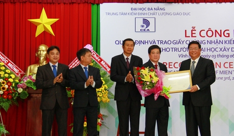 PGS.TS. Đoàn Quang Vinh- Giám đốc Trung tâm kiểm định chất lượng giáo dục, Trường ĐH Đà Nẵng trao giấy chứng nhận kiểm định chất lượng giáo dục cho lãnh đạo trường.