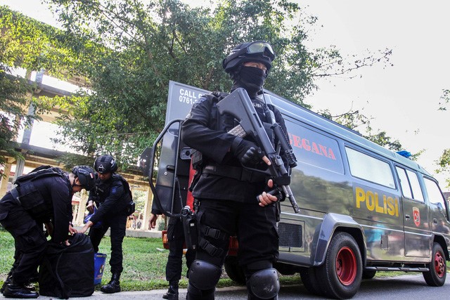 Cảnh sát chống khủng bố Indonesia trong đợt bố ráp tại Trường đại học Riau ngày 2/6 - Ảnh: REUTERS