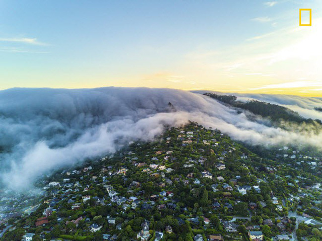 Sương mù bao phủ một phần thị trấn Sausalito ở bang California, Mỹ. Ảnh: Ricky Batista