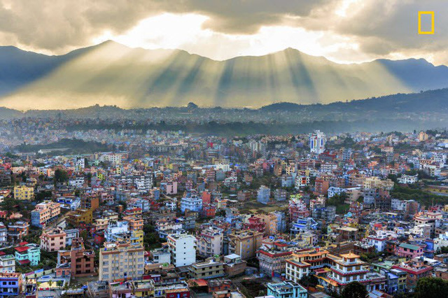 Những tia nắng đầu tiên trong ngày chiếu xuống những ngôi nhà nhiều màu sắc ở thành phố Kathmandu, Nepal. Ảnh: Mohsin Abrar