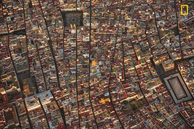 Bức ảnh được chụp từ trên máy bay cho thấy vẻ đẹp kiến trúc của thị trấn Cadiz, Tây Ban Nha. Ảnh: Jassen Todorov