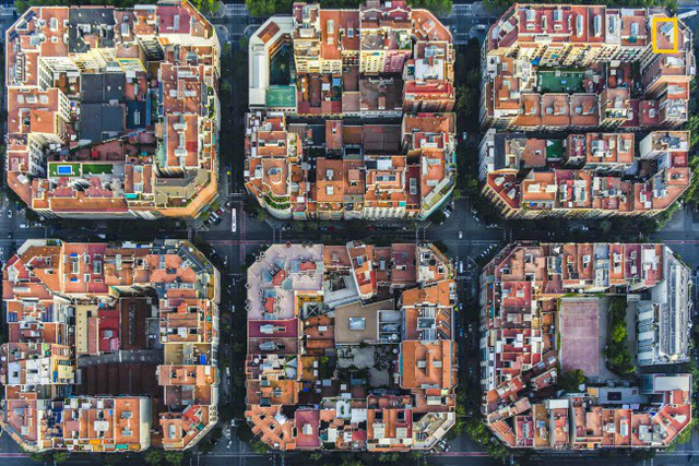 Những tòa nhà gây ấn tượng với vẻ đẹp đối xứng tại thành phố Barcelona, Tây Ban Nha. Ảnh: Richard Vandegriend