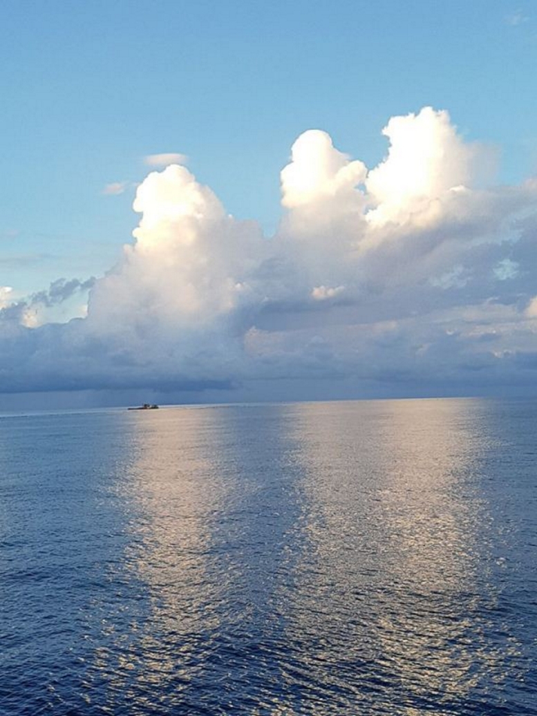 Đảo Thuyền Chài nhìn từ tàu 571