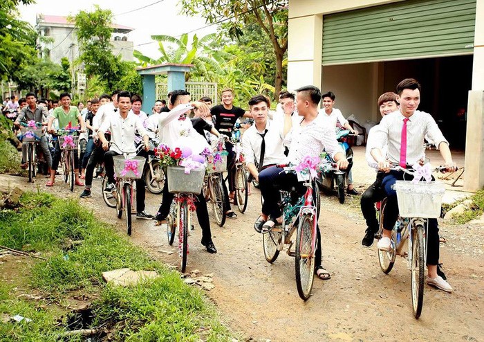Nhiều trai làng cũng đạp xe đi theo đoàn rước - Ảnh do nhân vật cung cấp
