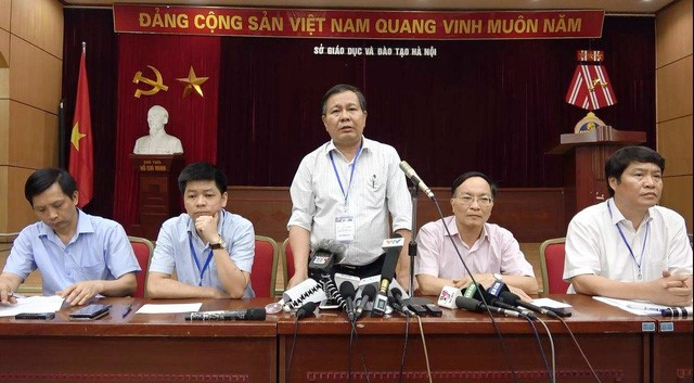 Ông Lê Ngọc Quang - phó giám đốc sở GD-ĐT Hà Nội, thông tin đến báo chí về việc lộ đề thi tuyển sinh vào lớp 10 tại buổi họp báo chiều 7/6 - Ảnh: DƯƠNG LIỄU