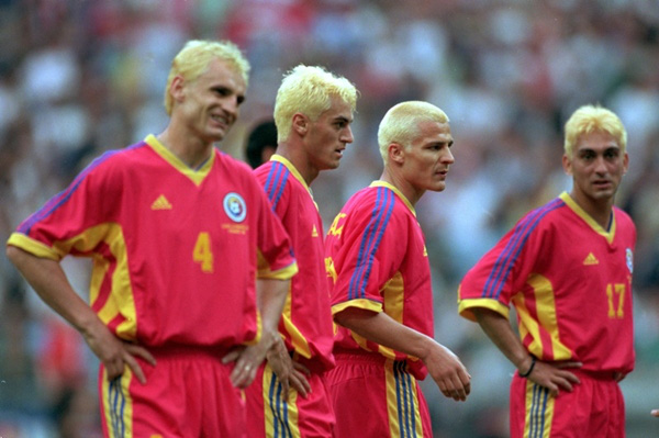 Nhắc đến đầu tiên chính là những chàng trai Rumani ở World Cup 1998 với rừng tóc vàng óng ánh nổi bật trên sân đấu. Họ đã thắng đẹp ở vòng đầu, và cả đội Romania đánh dấu việc đó bằng cách nhuộm vàng óng. Nhưng không may, mái tóc ấy xuất hiện trùng với thời điểm Romania thua be bét và bị loại khỏi vòng bảng.