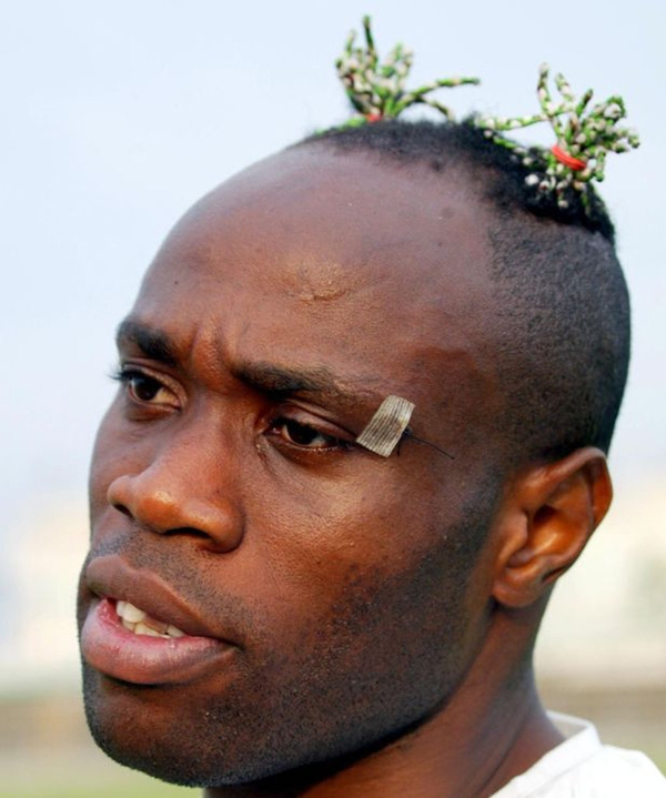 Taribo West của Nigeria với mái tóc trông như 1 củ tỏi. Anh chàng hẳn không thể ngờ khi thực hiện kiểu tóc này sẽ nhân được bình chọn là một trong nhưng kiểu tóc 