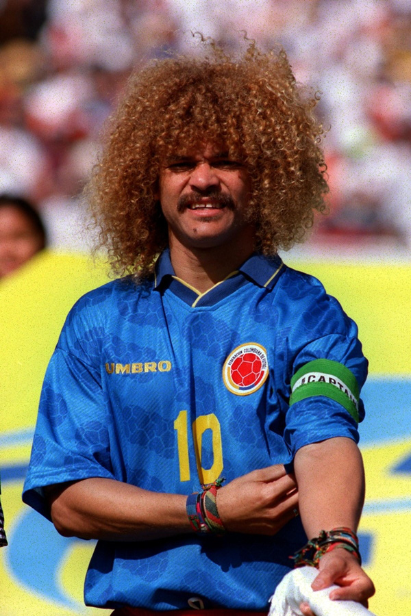 Chàng tiền vệ tóc xù của Colombia, Carlos Vanderrama. Có quá nhiều điều nghịch lý xuất hiện với cái tên này. Valderrama sở hữu mái tóc xù vàng rộ đầy chất nghệ sỹ. Thế nhưng dưới mái tóc đó là khuôn mặt vô cùng bặm trợn, có phần đáng sợ. Valderrama là tượng đài của bóng đá Colombia. Với những cống hiến không mệt mỏi cho đội tuyển quốc gia, ông được nhận vinh dự tạc tượng cao 6,7m bên ngoài sân vận động Eduardo Santos tại quê hương Santa Marta, do nghệ sỹ trứ danh Amilkar Ariza thiết kế.