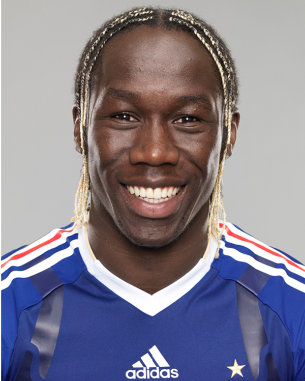 Bacary Sagna, chàng cầu thủ trẻ vừa mới lấy vợ của tuyển Pháp với mái tóc đặc biệt mang thương hiệu của riêng mình.