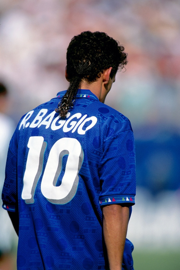 Roberto Baggio, cầu thủ thiên tài của tuyển Ý với chiếc đuôi ngựa thần thánh qua các kỳ World Cup khác nhau.