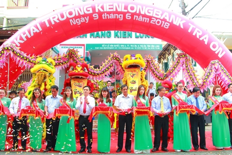 Các đại biểu tham dựnghi thức cắt băng khai trương phòng giao dịc Kienlongbank Trà Ôn.