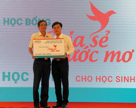 Đại diện lãnh đạo Kienlongbank trao tượng trưng 50 suất học bổng cho lãnh đạo huyện Trà Ôn.