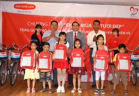 Lãnh đạo Dai-ichi Life Việt Nam và chính quyền địa phương trao tặng các phần quà ý nghĩa cho các em học sinh