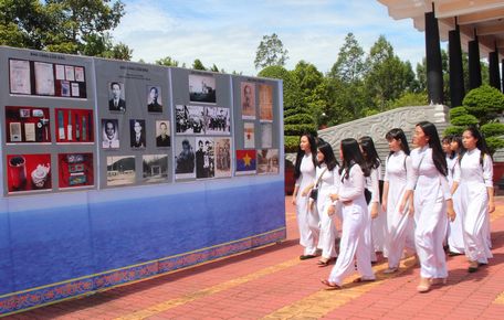 Hơn 500 học sinh, ĐVTN trong tỉnh đã đến xem triển lãm để hiểu hơn về những trang sử hào hùng của dân tộc.