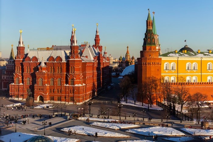 Moscow: Là Thủ đô của nước Nga, Moscow mang vẻ đẹp quyến rũ, lưu giữ nhiều giá trị văn hóa, nghệ thuật và lịch sử nước Nga. Đây cũng là thành phố lớn nhất Châu Âu, với 13 triệu dân. Moscow xinh đẹp, bình yên, cổ kính pha lẫn chút hiện đại, năng động quyến rũ đến lạ thường. Những điểm du lịch nổi tiếng bạn nên ghé thăm khi đến Moscow gồm: Điện Kremli, Quảng trường Đỏ và Nhà thờ ở Kolomenskoye, công viên Chiến thắng, Khải Hoàn Môn... (Ảnh Ational Ggeographic).