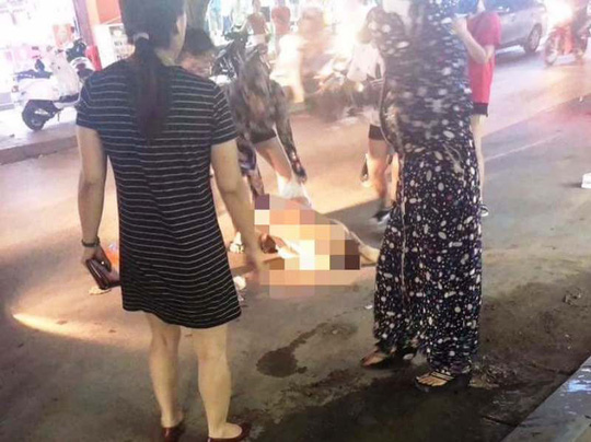 Hình ảnh cô gái trẻ bị đánh ghen, đổ nước mắm và ớt bột lên người giữa trung tâm TP Thanh Hóa tối ngày 12-6