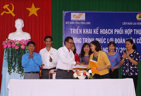 Đại diện Liên đoàn Lao động tỉnh và Bưu điện tỉnh ký kết chương trình phúc lợi cho đoàn viên công đoàn và người lao động