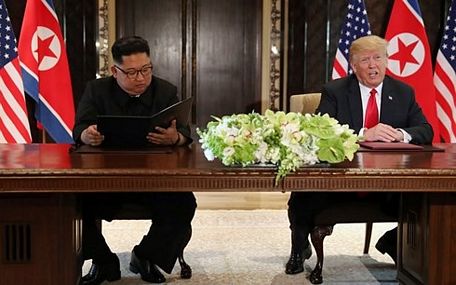 Nhà lãnh đạo Triều Tiên Kim Jong-un (trái) và Tổng thống Mỹ Donald Trump đã ký Tuyên bố chung vào cuối Hội nghị Thượng đỉnh Mỹ-Triều tổ chức ở Singapore vào ngày 12/6. Ảnh: Reuters.