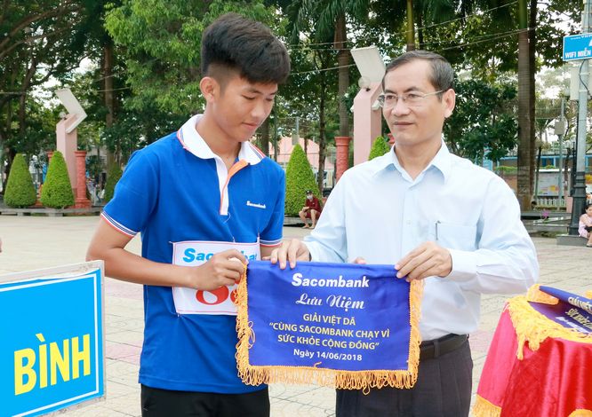  Ông Nguyễn Trọng Nghiệp- Giám đốc Ngân hàng Nhà nước Việt Nam Chi nhánh Vĩnh Long trao cờ lưu niệm cho các đơn vị.