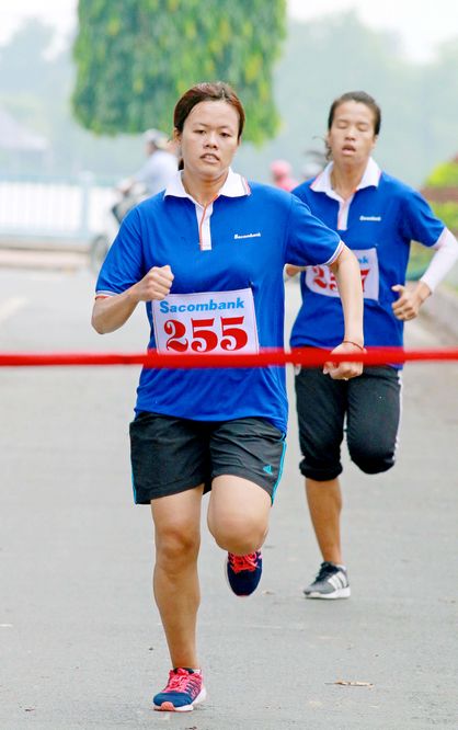 VĐV Vũ Ngọc Lánh (Trường Năng khiếu TDTT tỉnh) về nhất nội dung nữ thanh niên 2.000m.