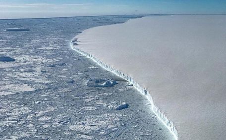 Tảng băng trôi lớn nhất từng được ghi lại, đã tách ra khỏi Bán đảo Nam Cực năm 2017. Ảnh: NASA