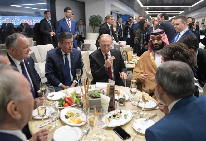 Tổng thống Nga Vladimir Putin và một nhà lãnh đạo đã có bữa ăn nhẹ giữa hai hiệp trận đấu 