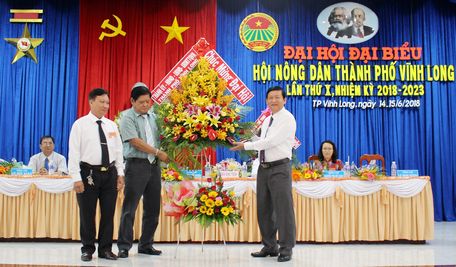 Đồng chí Hồ Văn Huân- Ủy viên Thường vụ Tỉnh ủy, Bí thư Thành ủy Vĩnh Long tặng lẵng hoa chúc mừng đại hội.