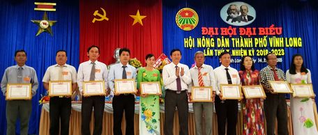 Đồng chí Hồ Văn Huân- Ủy viên Thường vụ Tỉnh ủy, Bí thư Thành ủy trao giấy khen cho các đơn vị hoàn thành xuất sắc nhiệm vụ công tác hội.