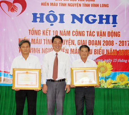Phó Chủ tịch UBND tỉnh- Lữ Quang Ngời trao bằng khen của Thủ tướng cho 2 đơn vị.