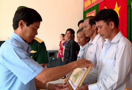 UBND huyện Long Hồ tặng giấy khen cho gia đình các chiến sĩ tiêu biểu          