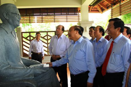 Thủ tướng Nguyễn Xuân Phúc thắp hương và tham quan hiện vật được lưu giữ và trưng bày tại Khu lưu niệm nhân dịp giỗ 8 năm ngày mất của cố Thủ tướng Võ Văn Kiệt.