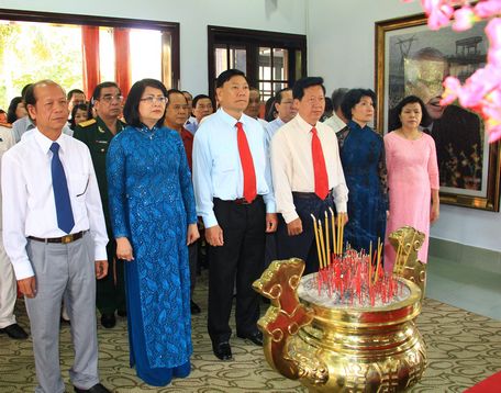 Phó Chủ tịch nước- Đặng Thị Ngọc Thịnh cùng lãnh đạo tỉnh Vĩnh Long thắp hương tưởng nhớ bác Sáu Dân.