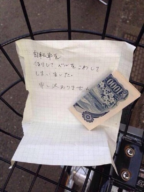 Tinh thần trách nhiệm của người Nhật biểu hiện qua những việc nhỏ nhất. Mẩu giấy nhắn trong bức ảnh có nghĩa là: “Tôi chẳng may va vào xe đạp của bạn và làm hỏng chuông. Tôi rất xin lỗi về điều này.”