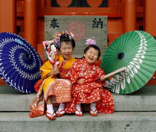 15/11 là ngày kỷ niệm lớn cho tất cả trẻ em lên 3, 5 hoặc 7 tuổi. Nó có tên là Shiti-Go-San, được dịch là “Bảy-Năm-Ba”. Những con số này được coi là kỳ diệu ở Nhật Bản và đây là lứa tuổi tượng trưng cho giai đoạn quan trọng trong quá trình lớn lên.