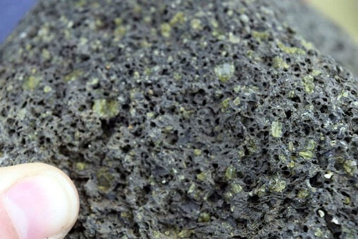 Cận cảnh đá olivine bám theo các viên đá dung nham. (Ảnh: Tomintx/Wikimedia Commons)./.